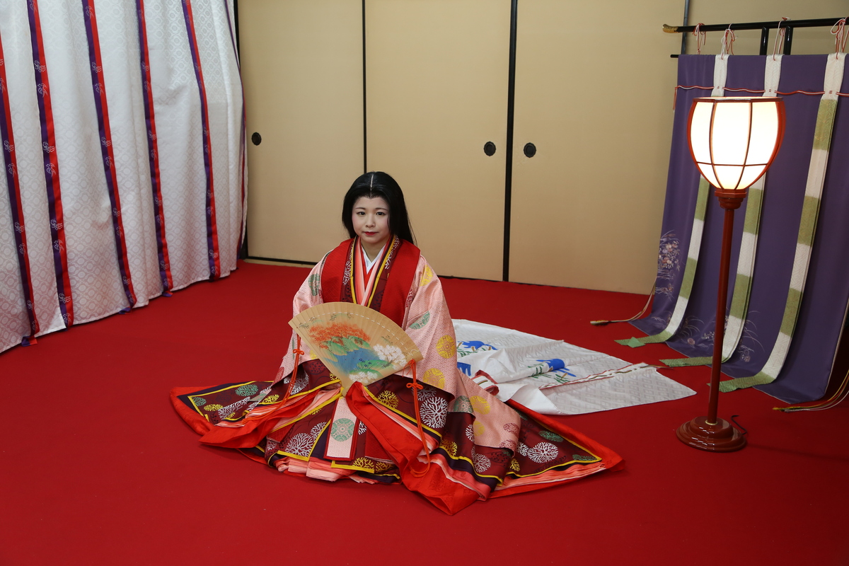 平安時代の髪型で記念撮影を Jyu Ni Hitoe With Hair Style 十二単と着物レンタルの雅ゆきで結婚式 京都観光